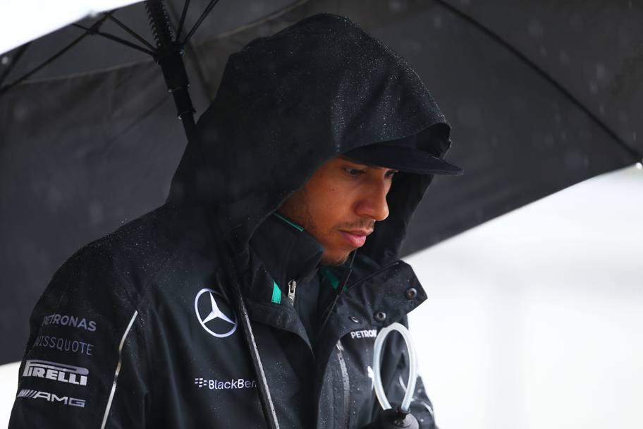 Lewis Hamilton, 29 anni, prima di mettersi alla guida della sua McLaren: è concentratissimo. Getty